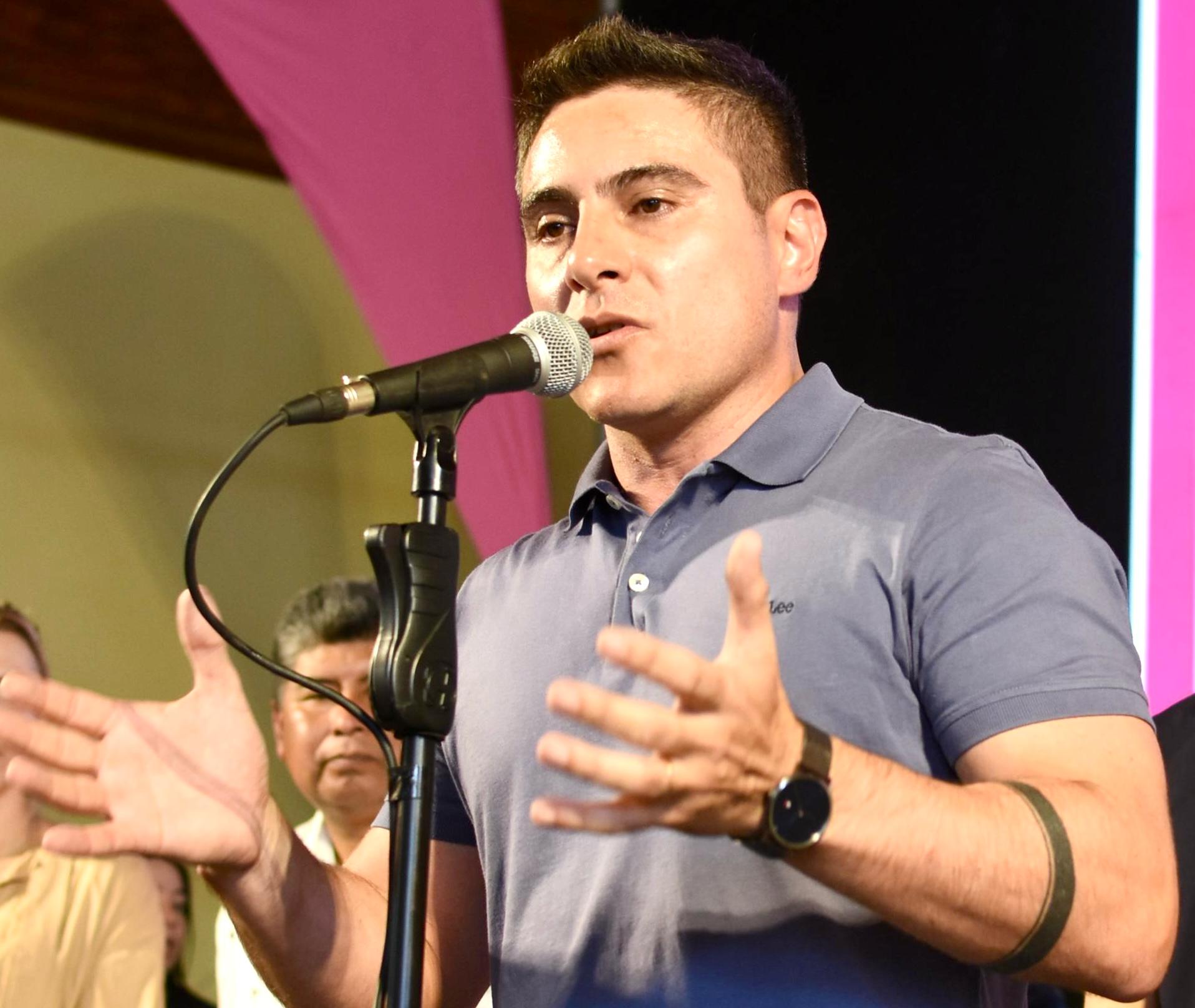 Ferro cruzó a Capitanich: “ya puede pasar a cobrar su adelanto de aguinaldo; no mienta”