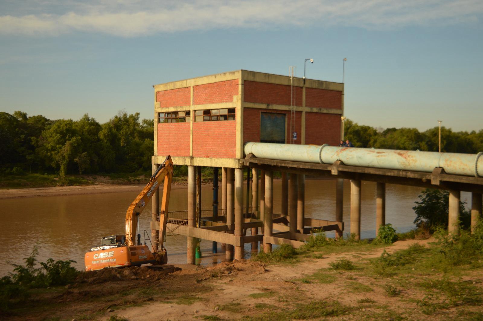 Riacho Barranqueras: SAMEEP intensifica los trabajos para garantizar la captación de agua