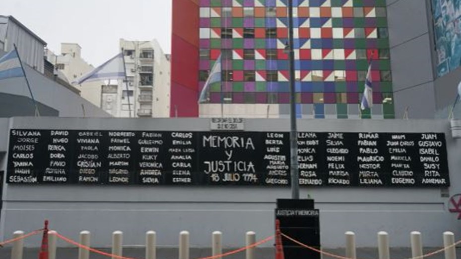 Un fiscal pide juzgar en ausencia a diez iraníes con pedido de captura