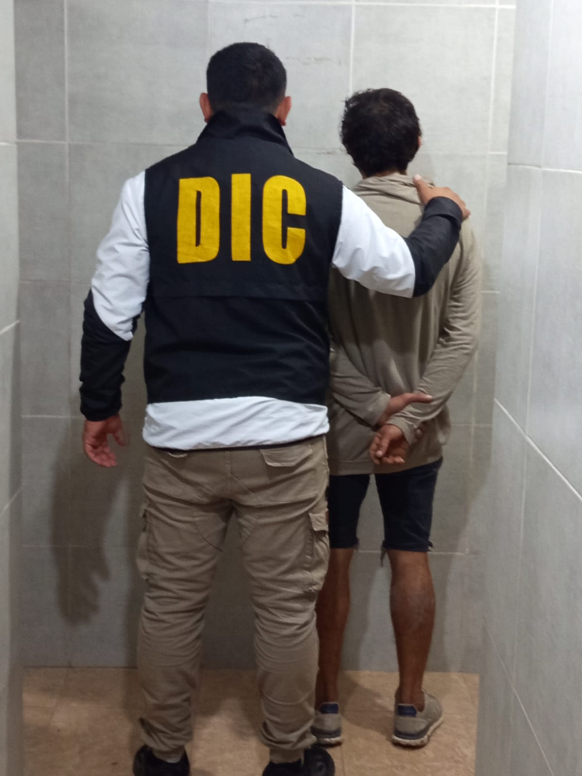 Demoran a un hombre armado con un cuchillo