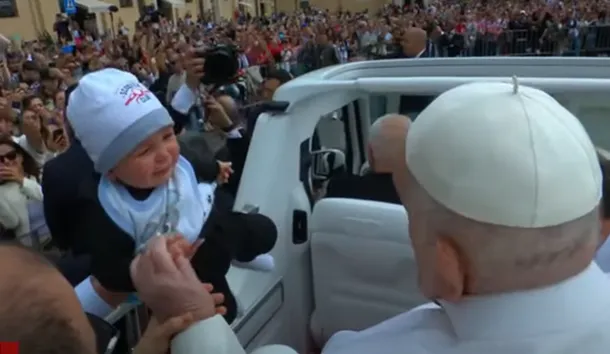 El papa Francisco participó de la Misa de Pascuas y recorrió la plaza de San Pedro en papamóvil durante varios minutos