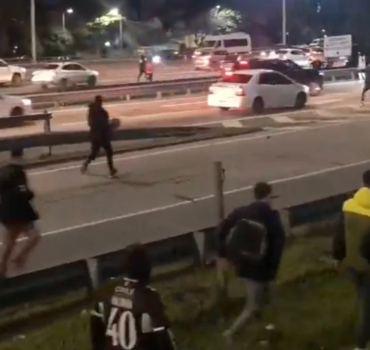 (Videos) Incidentes en la General Paz entre hinchas de Platense y River