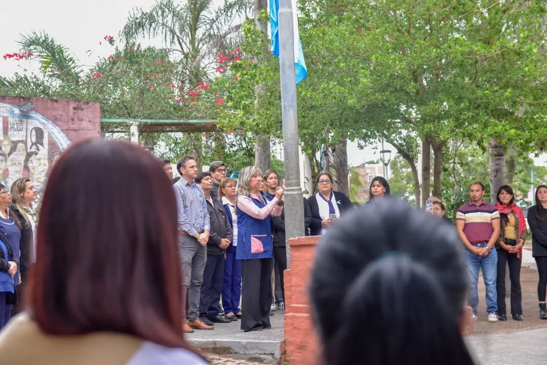 Fontana celebró un nuevo izamiento patrio en la Semana de Mayo con participación de autoridades y comunidad educativa
