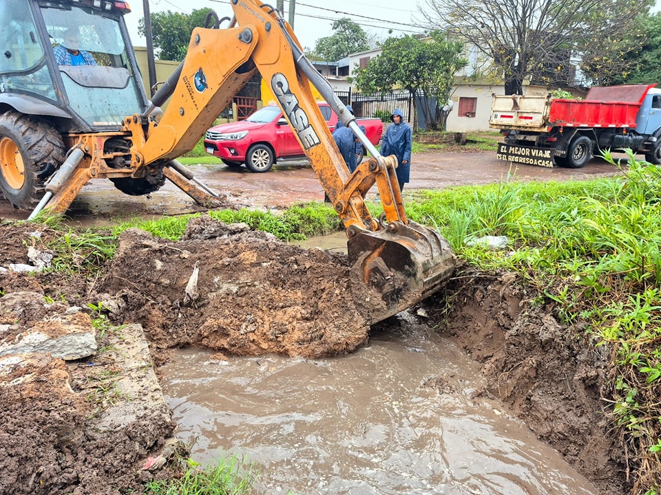 La Municipalidad de Barranqueras realiza tareas de zanjeo en distintos barrios para mitigar los efectos de las lluvias