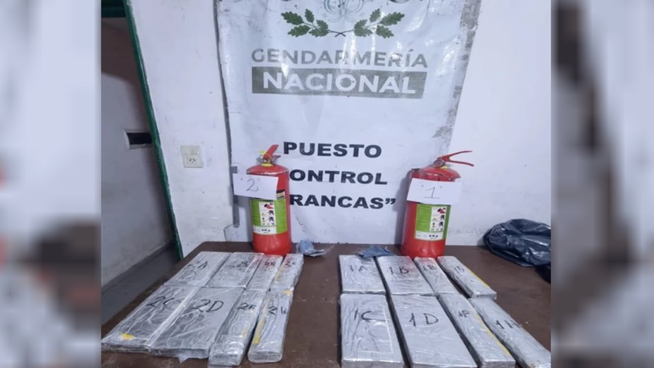 Transportaba en micro dos matafuegos con 12 kilos de cocaína: quedó detenido