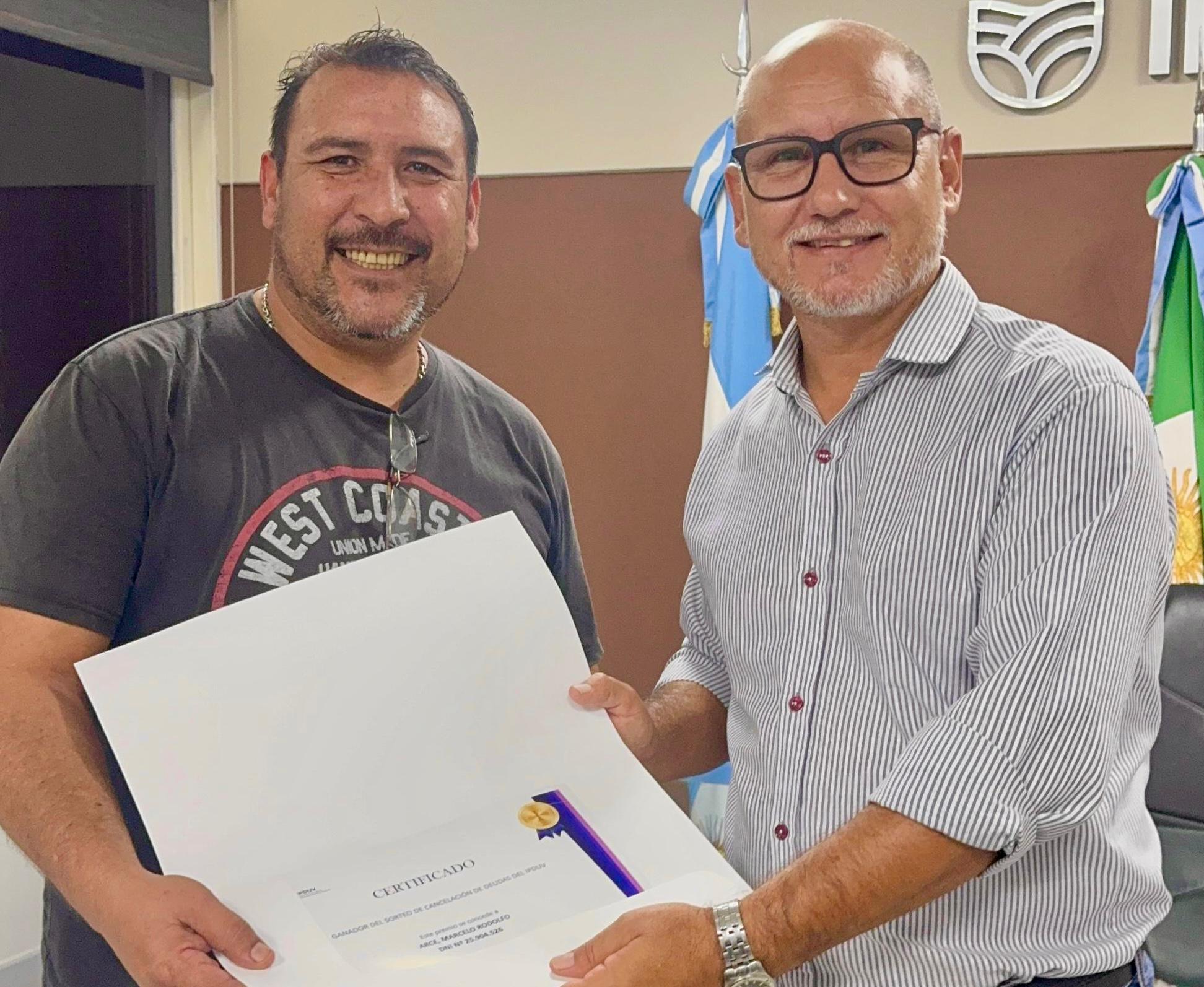 El Instituto de Vivienda entregó el premio al ganador del sorteo de cancelación de deudas