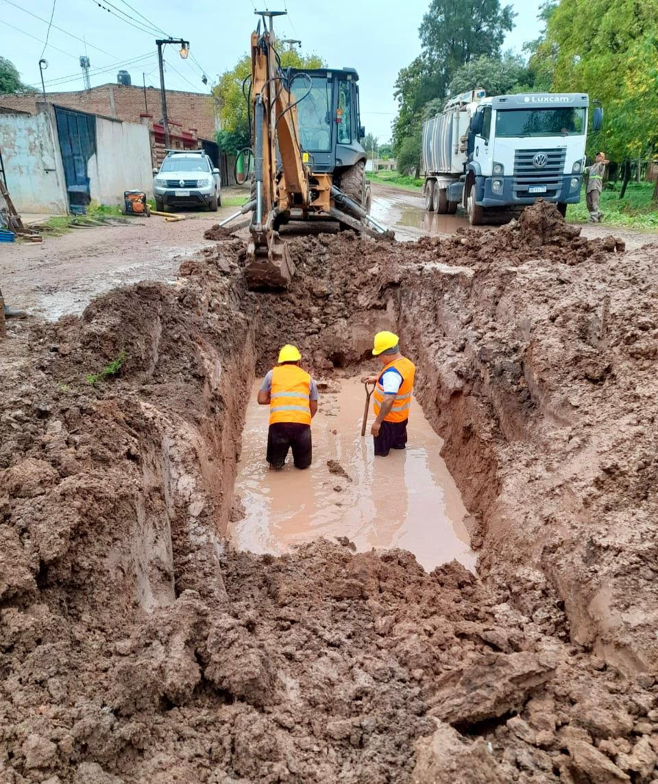 Sáenz Peña: SAMEEP reparó caño maestro y se restablece el servicio en el barrio Tiro Federal