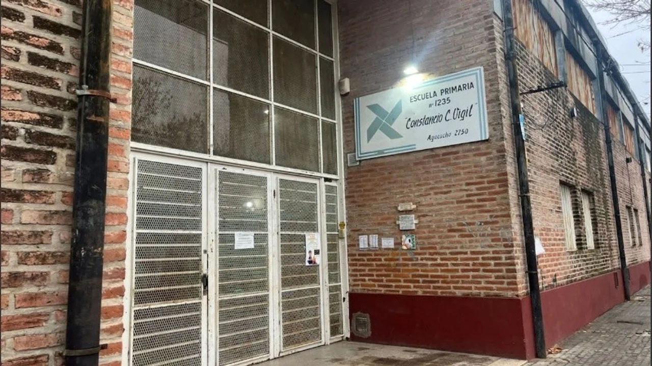 Rosario: colgaron una sábana con un mensaje mafioso en una escuela