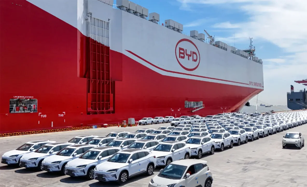 Atención Elon Musk: un descomunal barco cargado de autos eléctricos chinos viene por Tesla