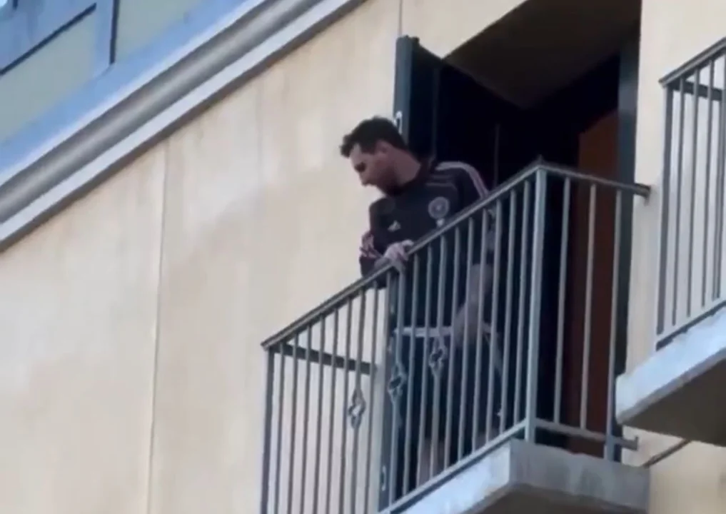 (Video) Messi salió al balcón a saludar a los hinchas y generó locura en San José