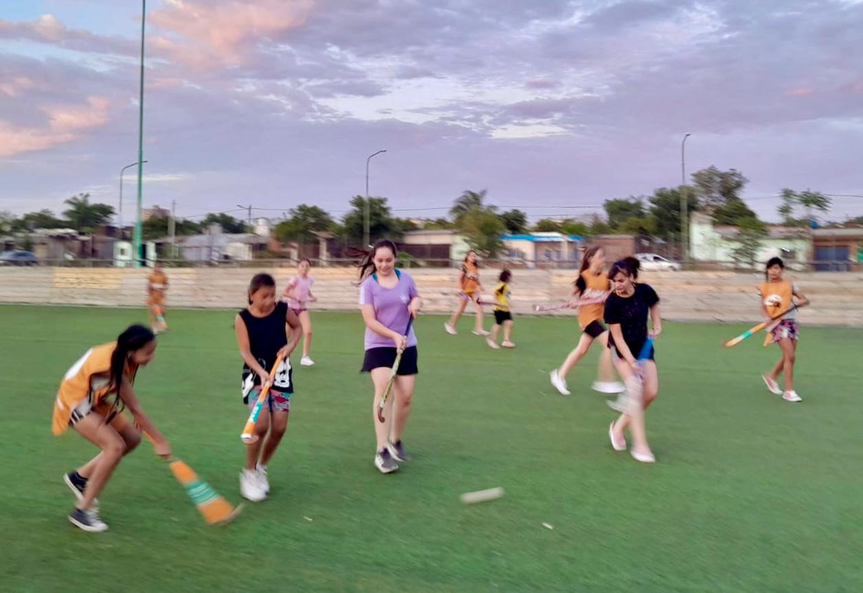 Resistencia: clases de hockey en el Parque Urbano Tiro Federal