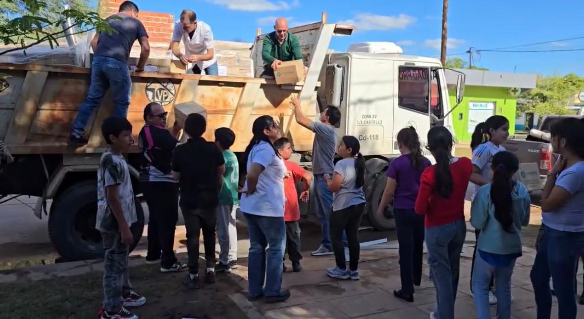 Nuevos tiempos en educación: en Castelli el Gobierno entregó libros y kits escolares para instituciones de la Regional Educativa II