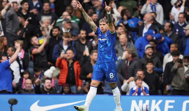 Con un gol de Enzo Fernández, Chelsea derrotó al campeón Liverpool y sueña con volver a la Champions League