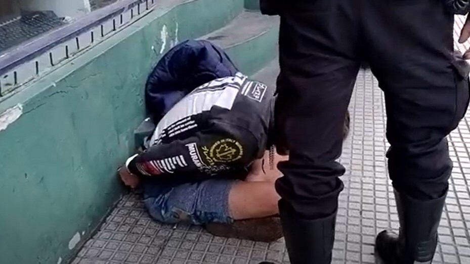 Detuvieron a un hombre que intentó matar a su hermano y mientras se escapaba le robó a un vecino en La Boca