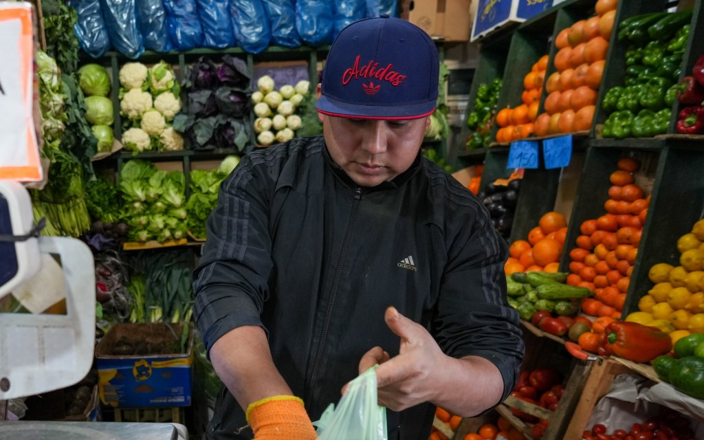 Leve suba del consumo en abril, tras 15 meses de caída