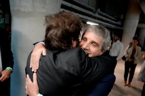 Javier Milei celebró la inflación de abril y ponderó a Luis Caputo: «Armen el archivo de mandriles»