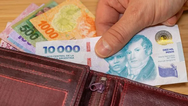 El Gobierno subió por decreto el Salario Mínimo, Vital y Móvil a $302.600