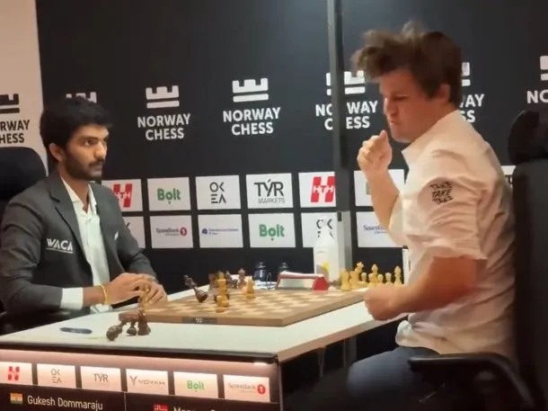 (Video) El enojo de un campeón de ajedrez tras perder una partida ante un joven de 19 años