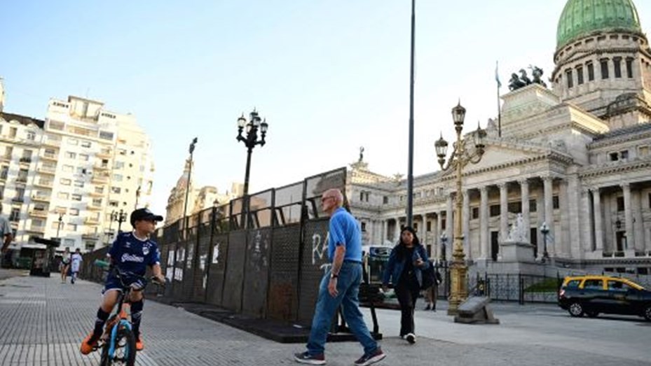 Congreso: Aumento salarial para los trabajadores y un bono por 100 mil pesos