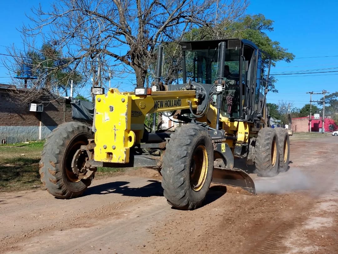Continúan los trabajos de perfilado y arreglo de calles en Fontana