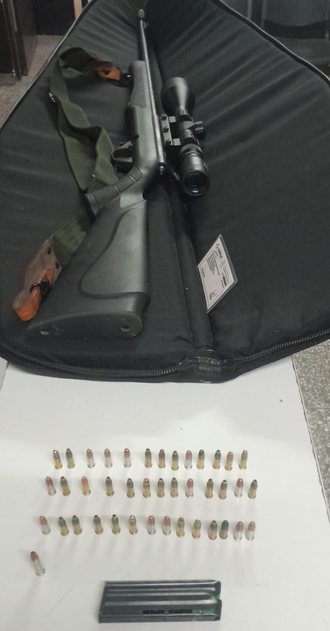 Secuestran un fusil en control vial y notifican a un hombre por tenencia ilegal de arma