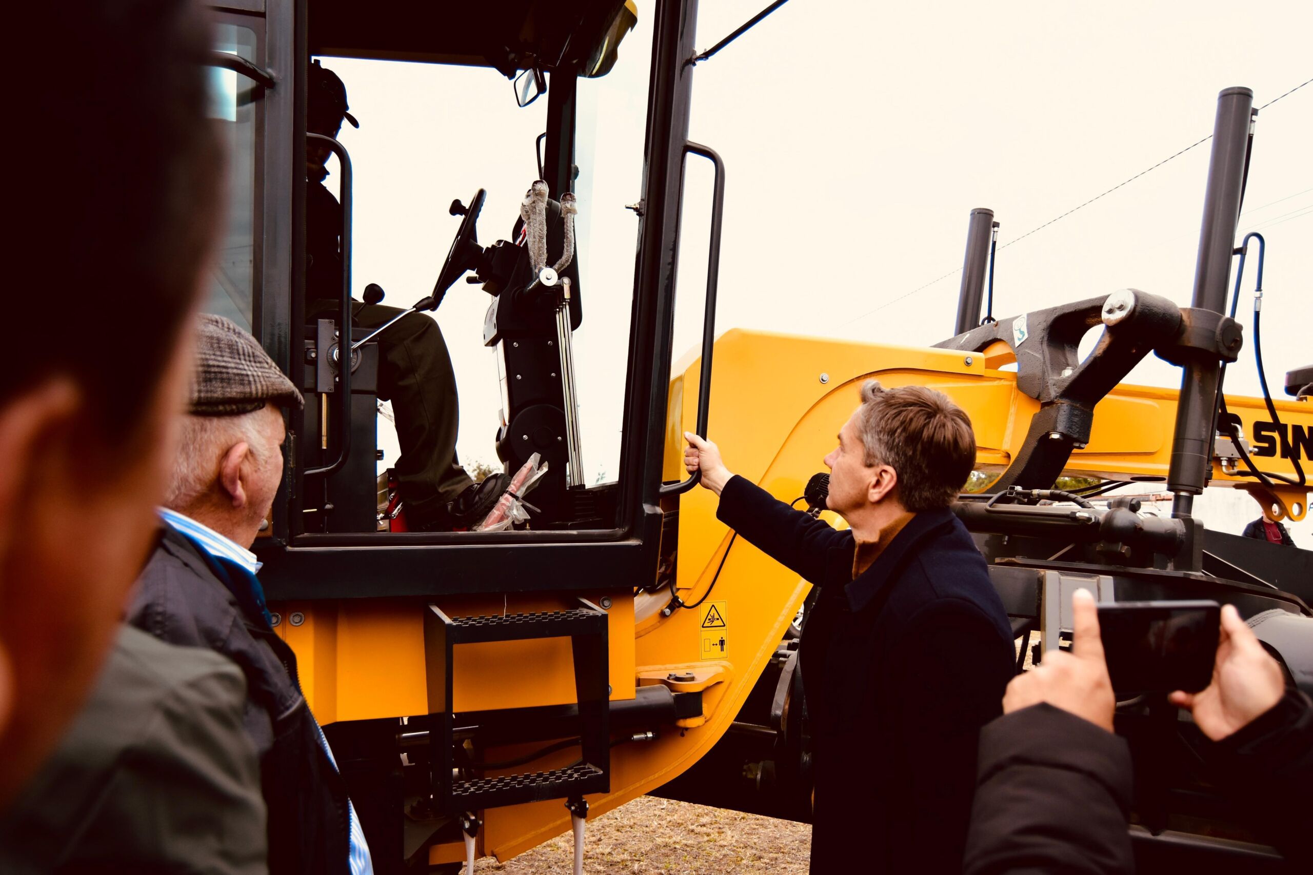 Chorotis: el gobernador Zdero entregó maquinaria para el Consorcio Caminero N°20