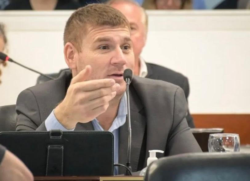 Diputado Lazzarini “A la oposición se les durmió el gallo”