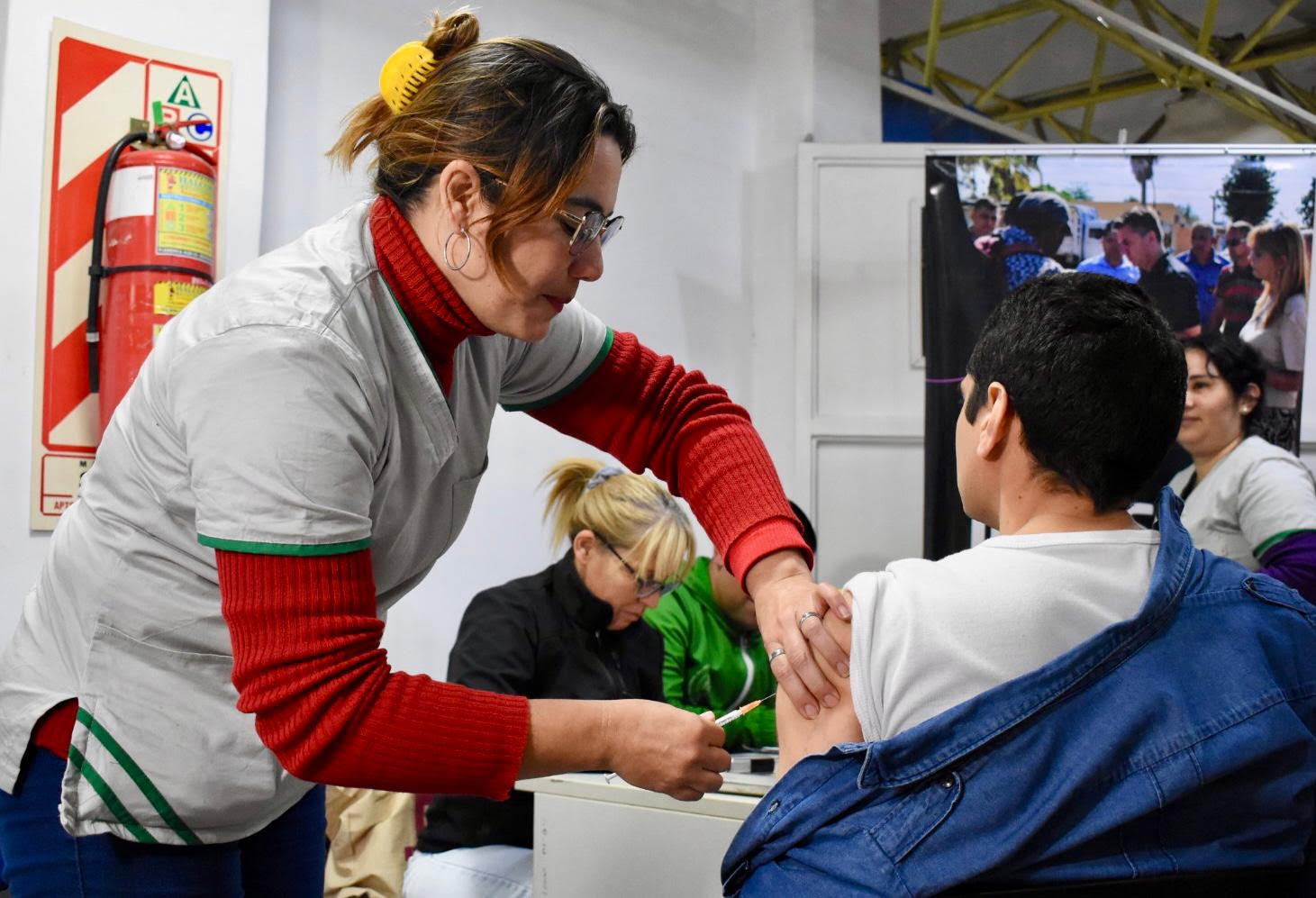 Campaña provincial: hoy se instaló una posta de vacunación en la farmacia del INSSSEP