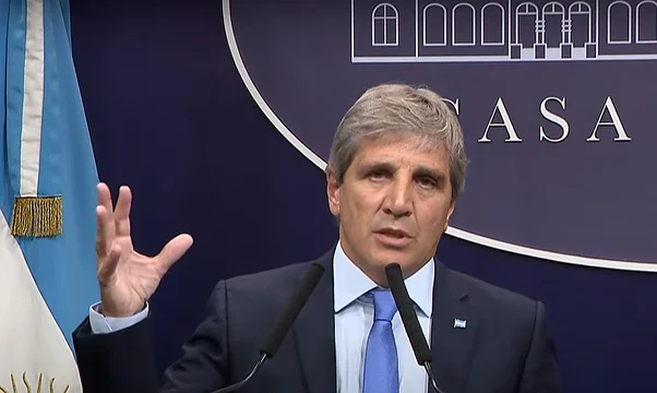 Caen los bonos y Caputo lo atribuye a la aprobación de la suba de jubilaciones en Diputados