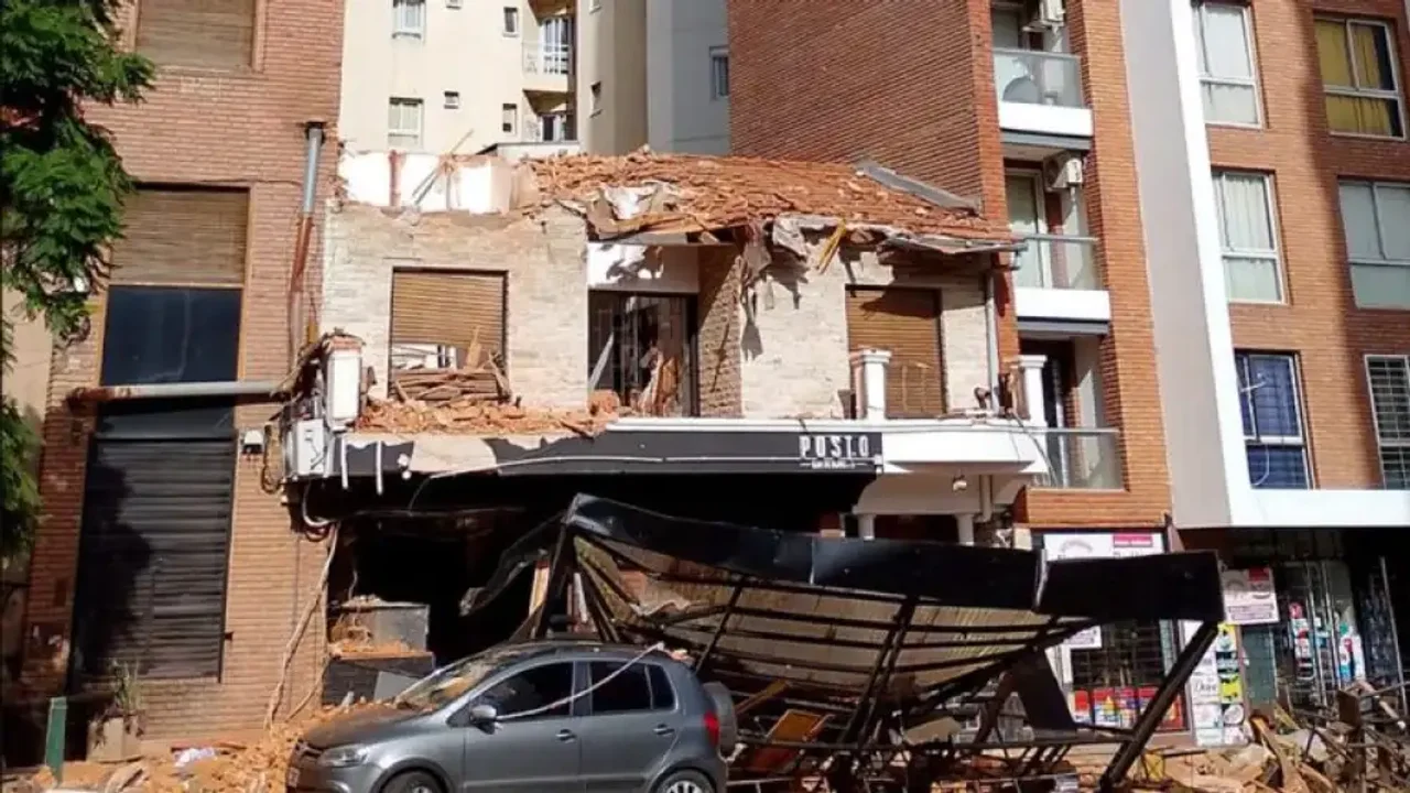 Derrumbe fatal en Córdoba: comenzó la demolición del hostel y retiraron un auto que había quedado atrapado
