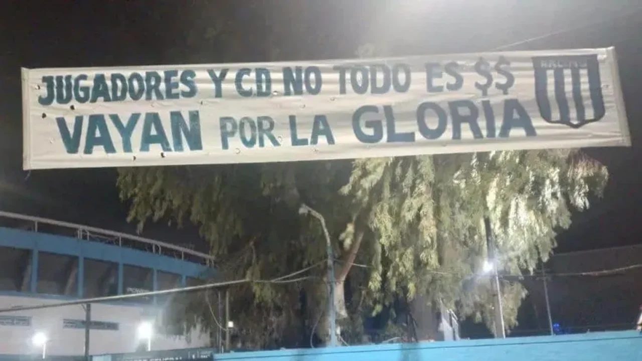 Escándalo en Racing: colgaron pasacalles contra Salas y Maravilla Martínez le dio like