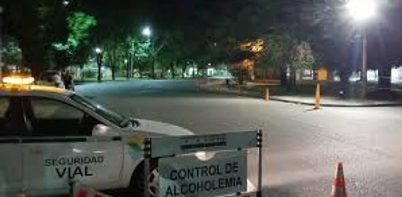 Insólito: quiso coimear a un agente, se fugó y abandonó a su amigo en el auto