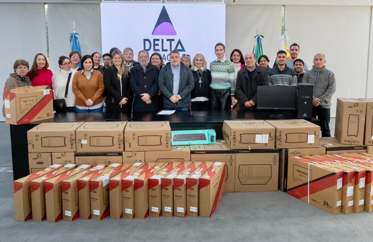 El Gobierno entregó equipamientos informáticos para fortalecer el sistema catastral digital de la provincia