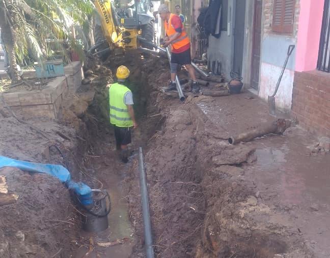 Barrio La Liguria- Resistencia: SAMEEP reparó un caño y se restablece el servicio de agua potable