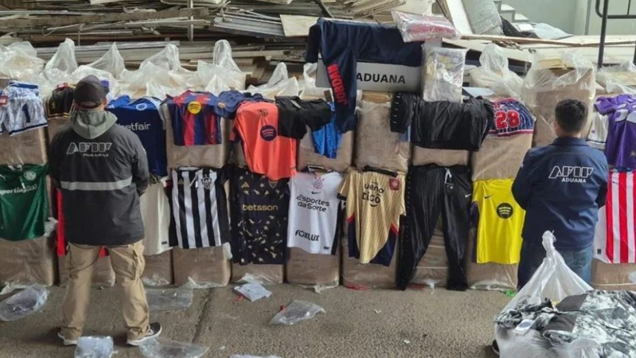 La Aduana secuestró 75 mil prendas falsificadas rumbo a Paraguay: estaban ocultas en un camión escaneado
