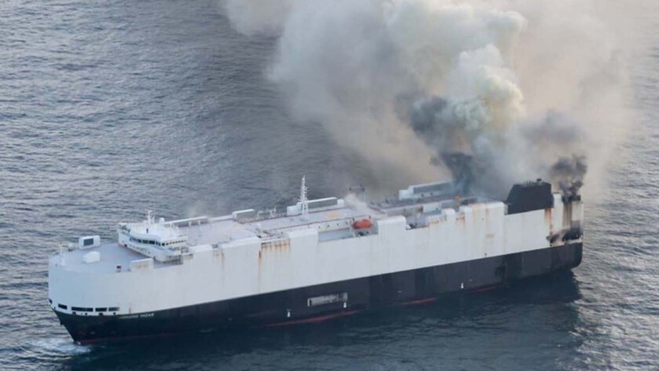 Se incendió un barco que transportaba 3.000 autos en el Océano Pacífico