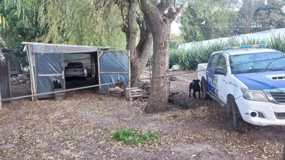 Atropelló a dos mujeres, escapó y escondió el auto en una quinta