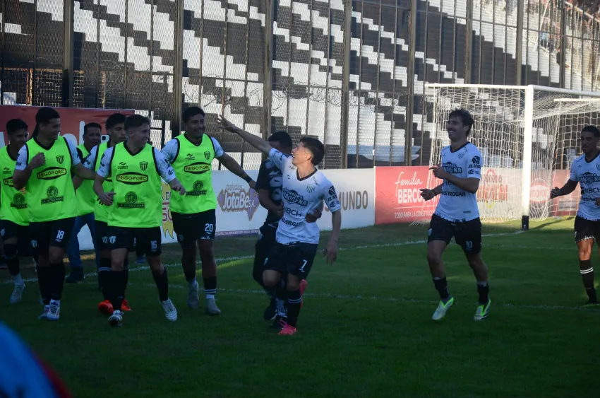 Con doblete de Valenzuela, For Ever venció 2-0 a Colón