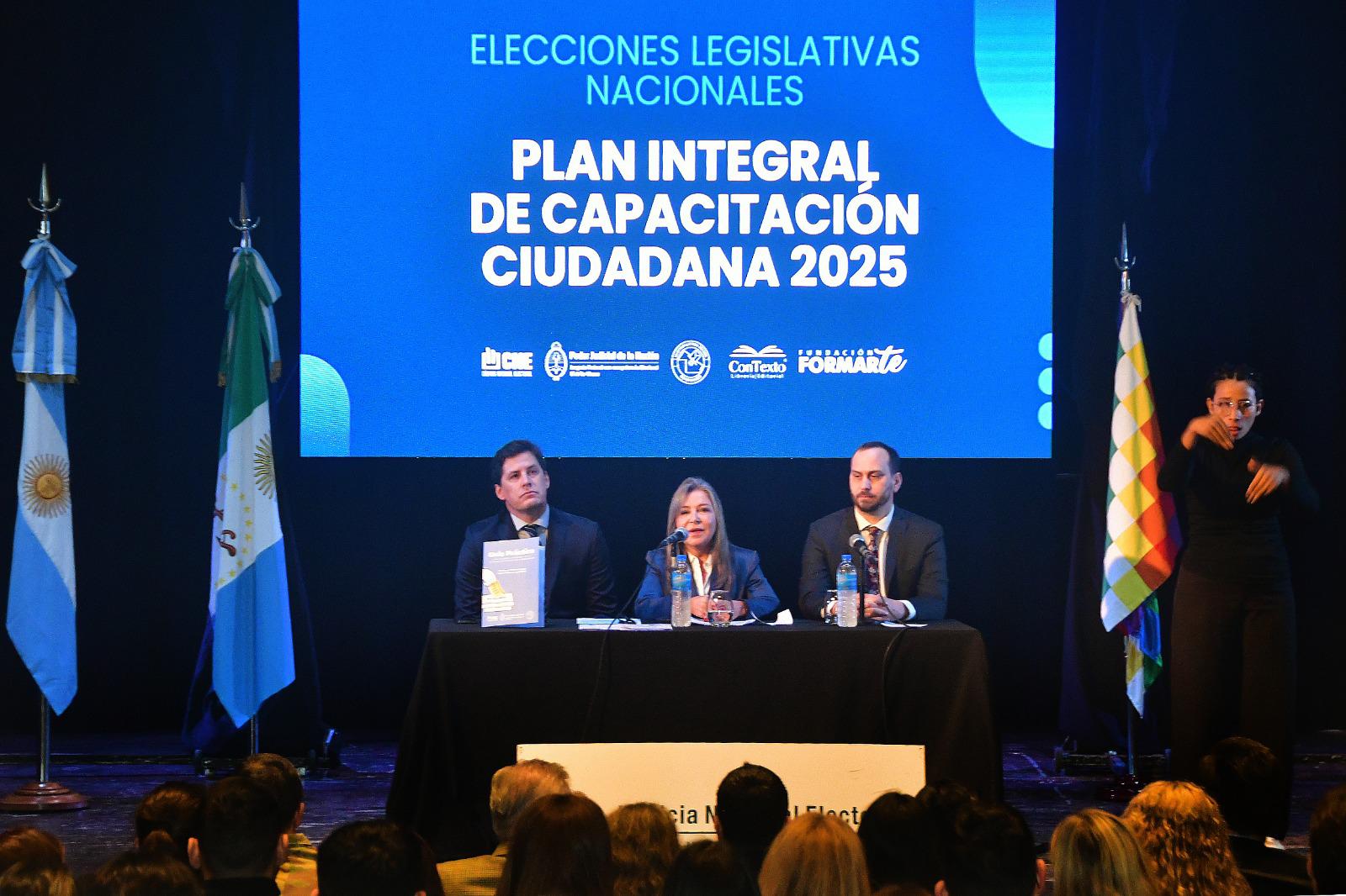 Autoridades del Gobierno Provincial participaron de la capacitación sobre el uso de la boleta única de papel