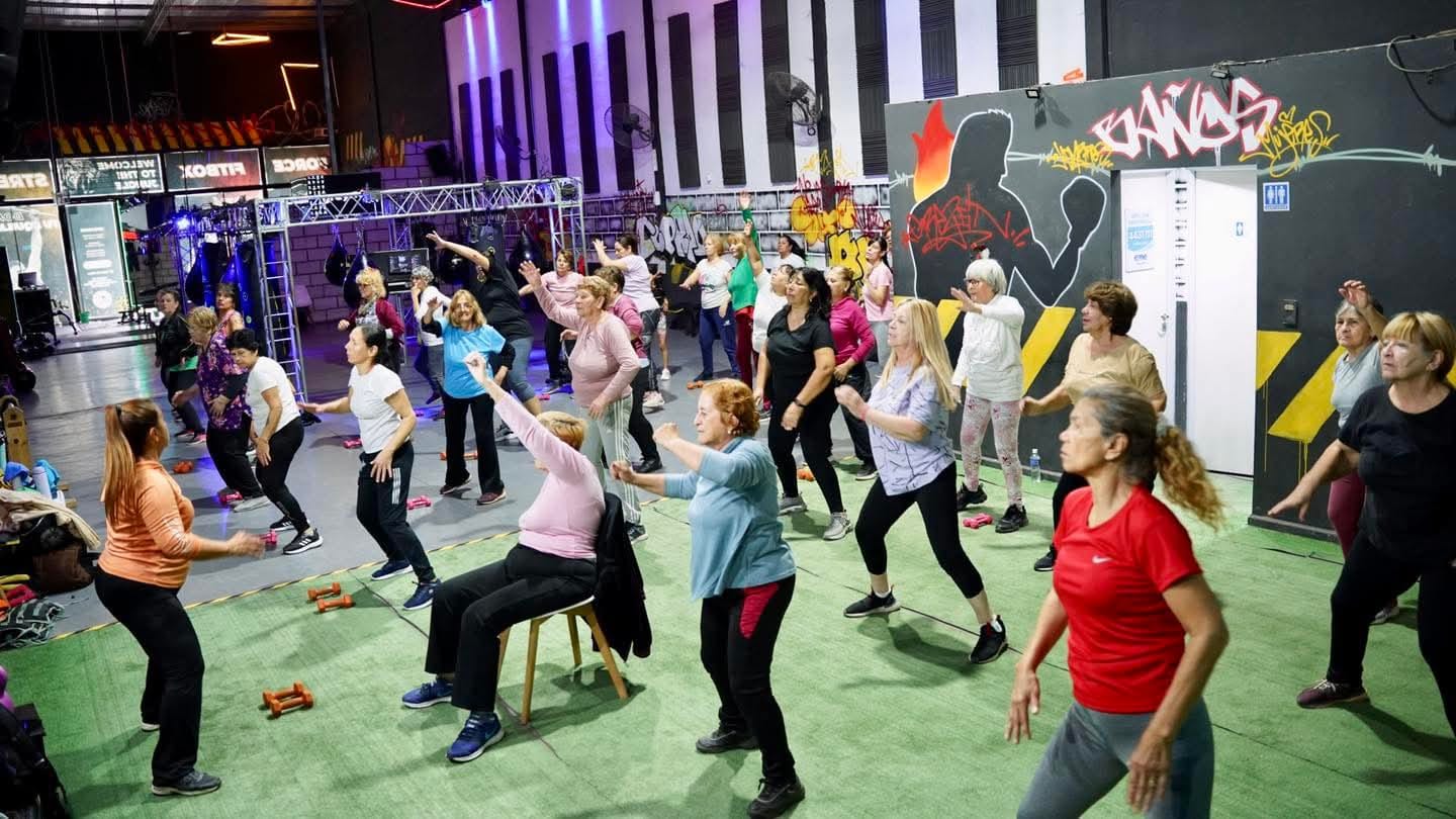 Barranqueras: gimnasia con alegría y en comunidad, adultos mayores se activan en Greyfit con clases gratuitas
