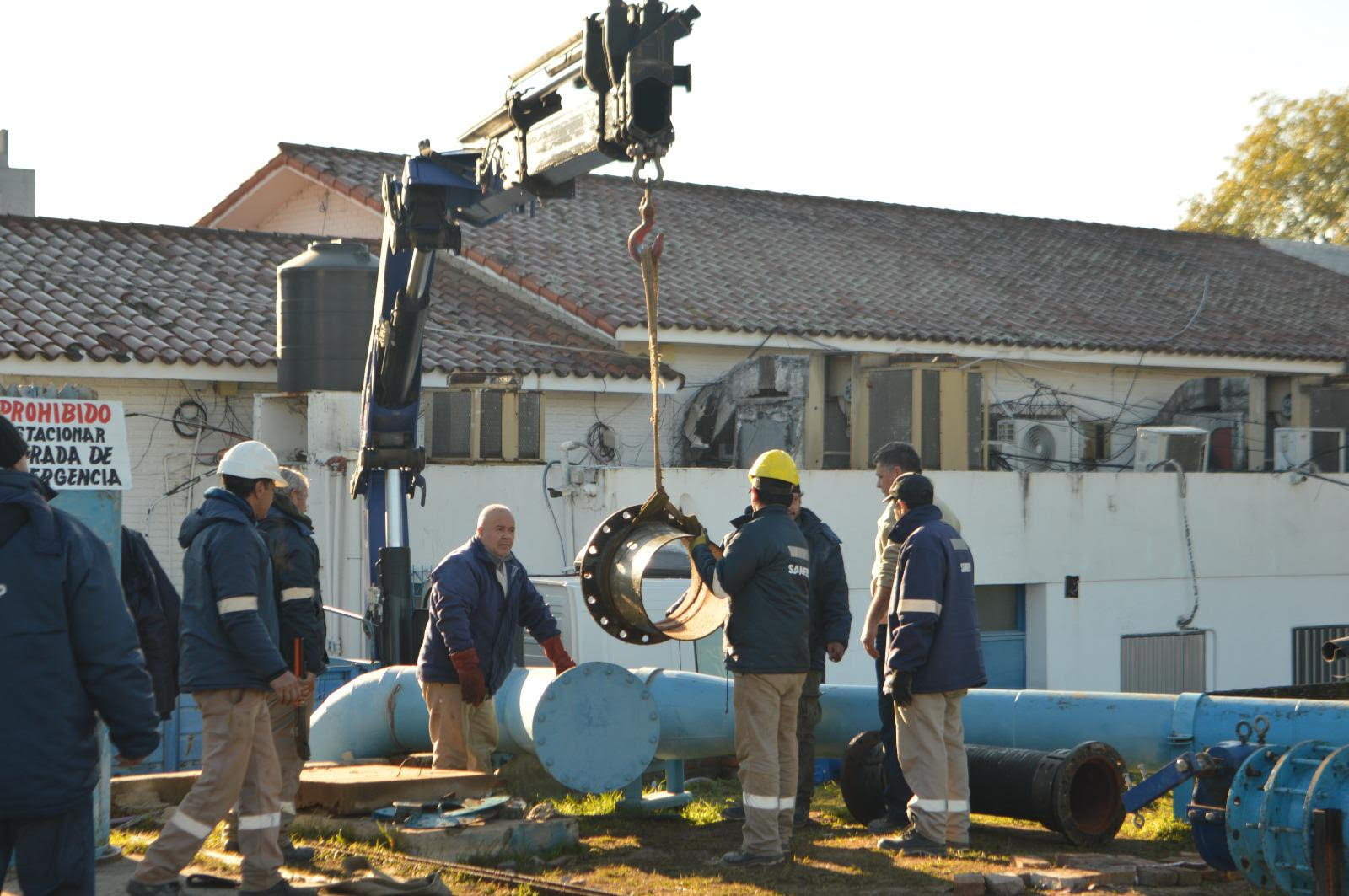 Zonas centro y norte de Resistencia: SAMEEP continúa con la instalación de nuevos equipos en el sistema de bombeo para optimizar el servicio