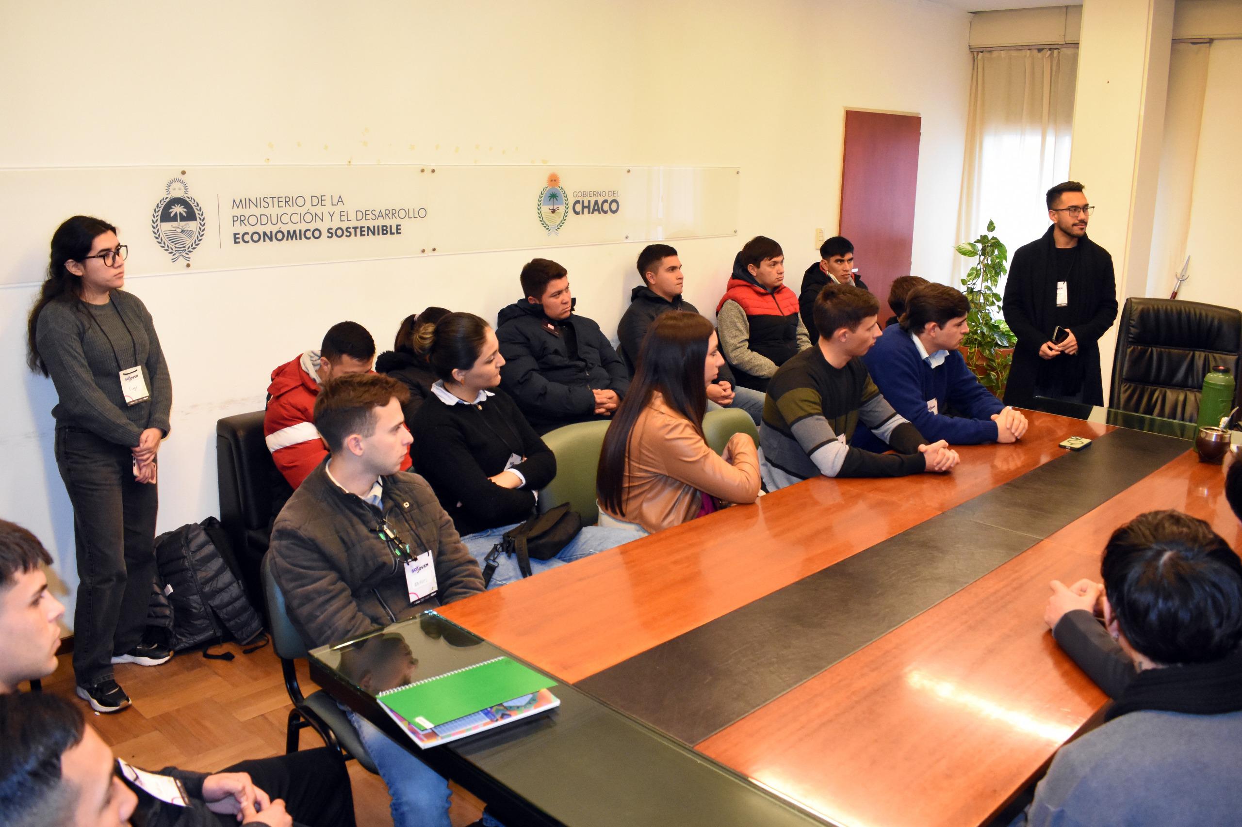 Estudiantes de escuelas agropecuarias visitaron organismos claves para fortalecer su formación