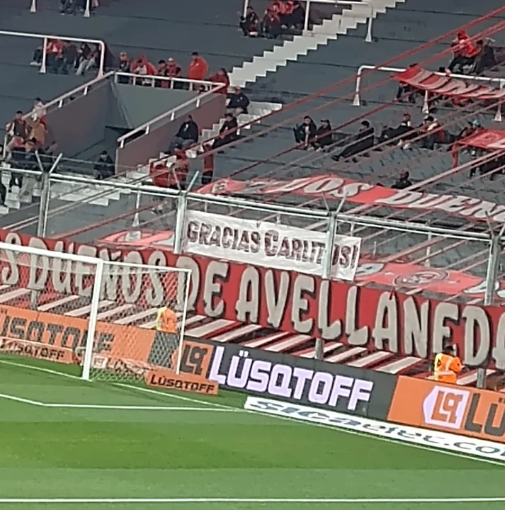 “Gracias Carlitos”: El recibimiento de la hinchada de Independiente para Carlos Tévez