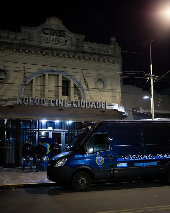 Ciudadela: allanaron un cine «porno» y detuvieron a los dueños por explotación sexual
