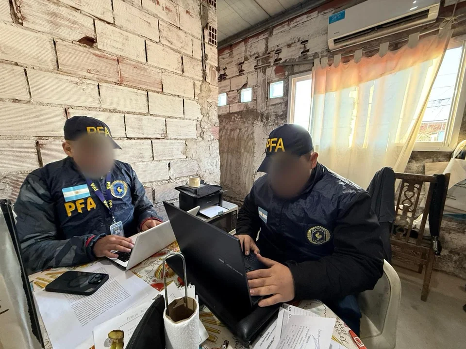 Tras un reporte del FBI, realizan allanamientos en La Plata por posibles contactos de un adolescente con ISIS