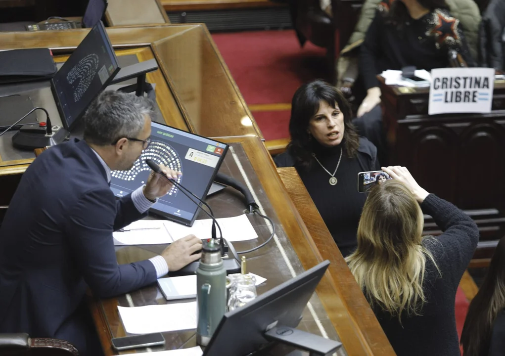 Escándalo y bochorno en Diputados: diputados K fueron a buscar a Espert y la sesión terminó a los empujones