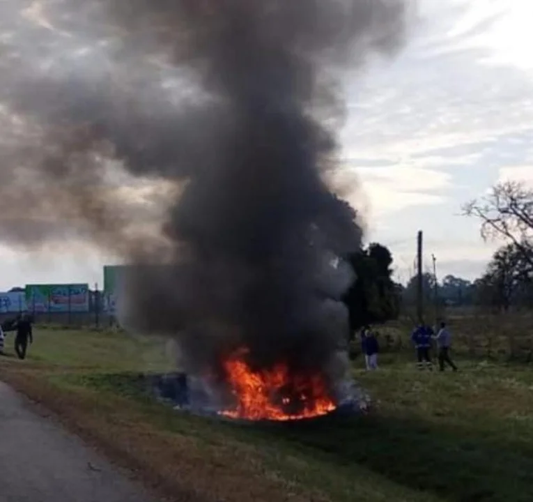 Despiste, choque contra una alcantarilla e incendio en Ruta 2: dos muertos