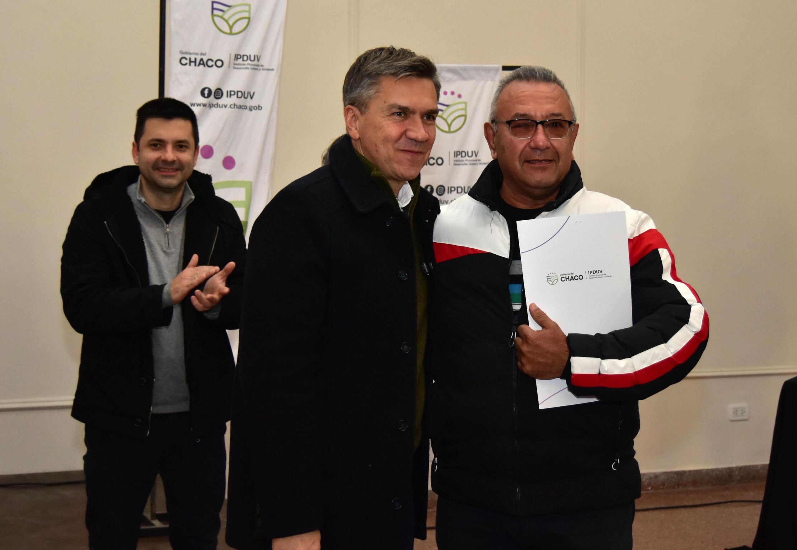 El Gobernador Zdero entregó 60 títulos de propiedad a familias de Sáenz Peña: “Decidimos dar tranquilidad a la gente”