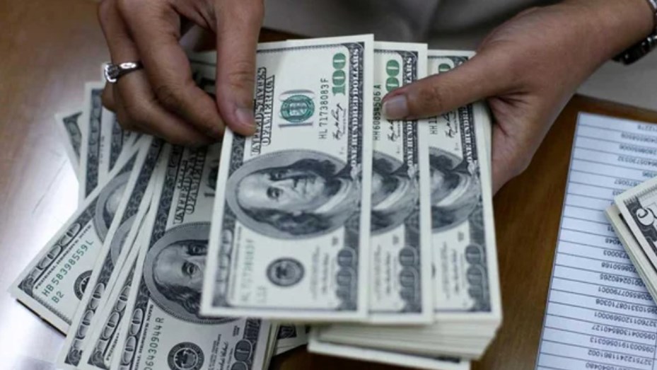El dólar oficial subió $20 en el inicio de la semana y se acerca a los $1.300