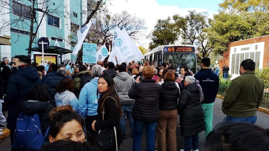 Denuncian que la “motosierra” también llegó al Hospital Naval, donde corren riesgo 500 puestos de trabajo